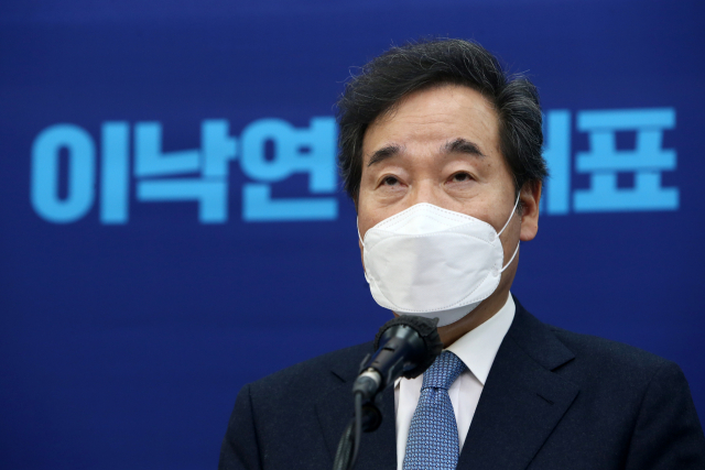 이낙연 더불어민주당 대표가 13일 국회에서 취임 100일을 맞아 기자간담회를 하고 있다. 연합뉴스