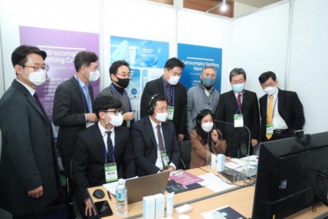 홍의락 대구시 경제부시장이 APAAC 행사로 열린 온라인 수출상담회에서 해외 바이어와 통화하고 있다.