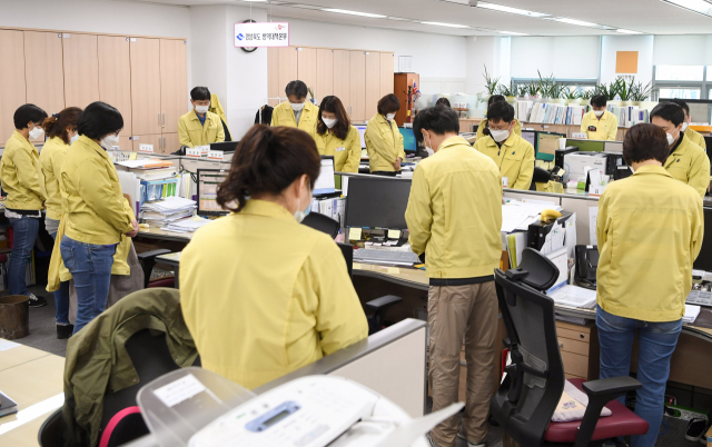 지난 4월 경북도 방역 담당자들이 비상근무를 이어가며 힘든 가운데 코로나19 관련 첫 의료진 희생을 애도하는 묵념을 하고 있다. 경북도 제공