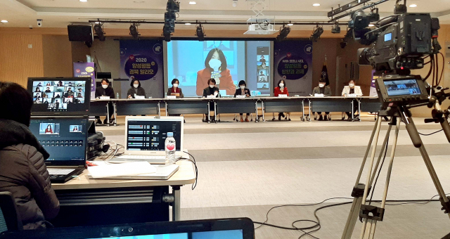 경북 알리오 온·오프라인 실시간 스트리밍 토크콘서트가 진행되고 있는 모습. 윤영민 기자