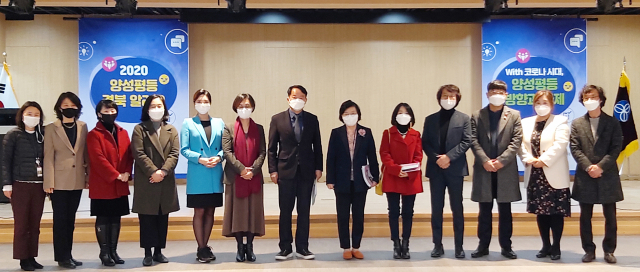 경북 알리오 온·오프라인 실시간 스트리밍 토크콘서트가 끝난 참가자들이 기념촬영을 하고 있다. 윤영민 기자