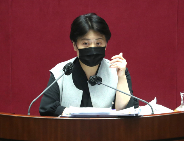 국민의힘 윤희숙 의원이 12일 오전 4시12분쯤 국회 본회의에서 국가정보원법 전부개정 법률안에 대한 무제한 토론(필리버스터)을 하고 있다. 윤 의원은 최장 발언 기록을 경신했다. 한편 본회의는 지난 11일 무제한 토론에 나선 한 의원이 코로나19 확진자와 접촉, 방역을 위해 정회됐다. 연합뉴스