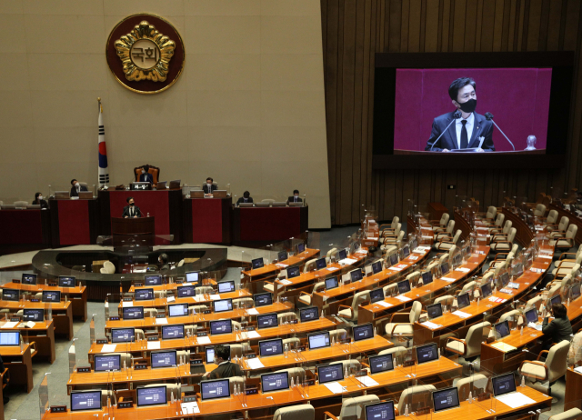 김태흠 국민의힘 의원이 13일 새벽 서울 여의도 국회에서 열린 본회의에서 국가정보원법 전부개정 법률안에 반대하는 무제한 토론(필리버스터)을 하고 있다. 연합뉴스