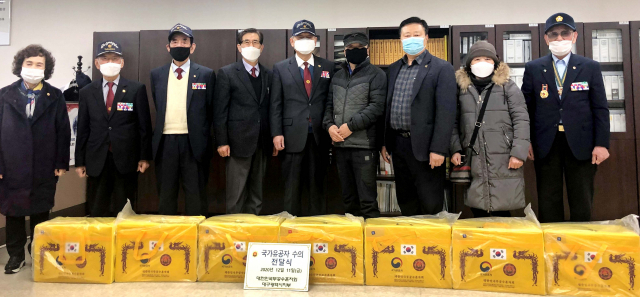 11일 대한민국무공수훈자회 대구지부가 생활이 어려운 국가유공자 7명에게 수의를 전달했다. 대구지방보훈청 제공
