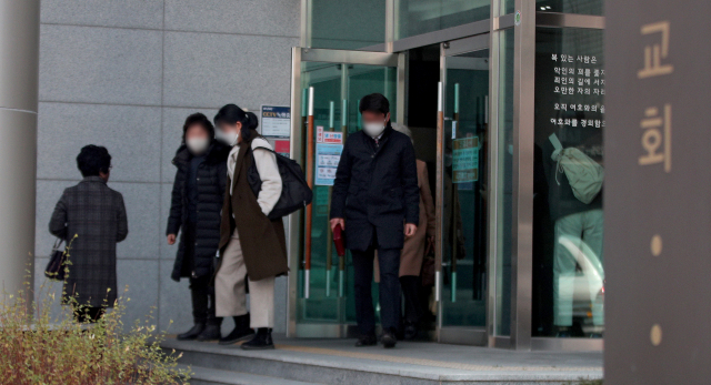 대구영신교회 집단감염 후 첫 휴일을 맞은 13일 오후 대구 시내 한 교회에서 일요 예배를 마친 신도들이 교회를 나서고 있다. 김영진 기자 kyjmaeil@imaeil.com