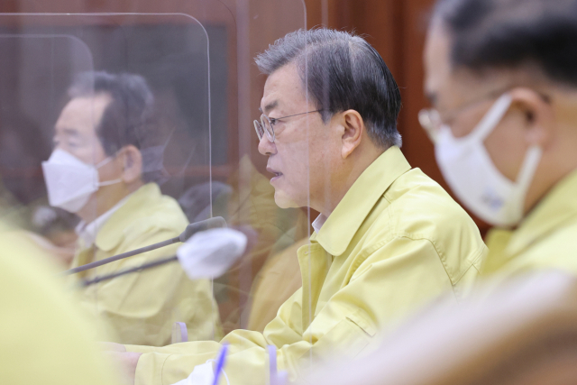 문재인 대통령이 13일 오후 정부서울청사에서 신종 코로나바이러스 감염증(코로나19) 대응 긴급 중앙재난안전대책본부(중대본) 회의를 주재하고 있다. 연합뉴스