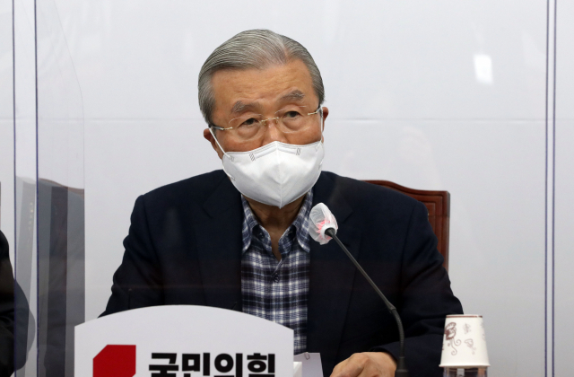 국민의힘 김종인 비상대책위원장이 13일 서울 여의도 국회에서 열린 코로나19 대책 특별위원회 긴급회의에서 발언하고 있다. 연합뉴스