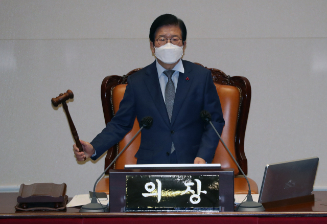 박병석 국회의장이 13일 오후 국회에서 열린 본회의에서 국정원법 개정안에 대한 무제한 토론(필리버스터) 종결 찬반 투표에서 찬성180표로 토론 종결을 선언하며 의사봉을 두드리고 있다. 연합뉴스