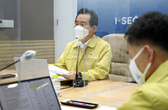 정세균 국무총리가 월요일인 14일 오전 서울시청에서 코로나19 대응 중앙재난안전대책본부(중대본) 겸 수도권 상황점검회의를 주재하고 있다. 정 총리는 현재 주 3회(수·금·일요일) 주재하는 중대본 회의를 가능한 한 매일 주재하며 직접 방역 상황을 챙기고 가용한 행정력도 최대한 방역 대응에 투입할 예정이다. 연합뉴스