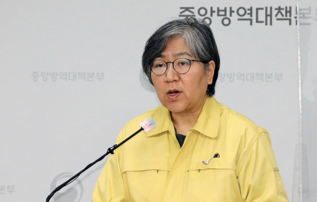 정은경 중앙방역대책본부장(질병관리청장)이 14일 오후 충북 청주시 질병관리본부에서 코로나19 국내 발생 현황 및 확진 환자 중간조사 결과 등 정례브리핑을 하고 있다. 정 청장은 이달 초 어깨 골절 부상으로 병원 입원 치료를 받은 뒤 현장에 복귀해 약 2주만에 브리핑에 참석했다. 연합뉴스