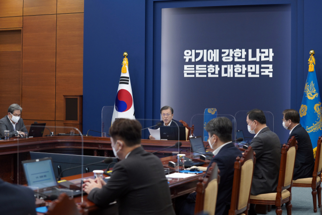 문재인 대통령이 14일 청와대에서 수석·보좌관 회의를 주재하고 있다. 연합뉴스