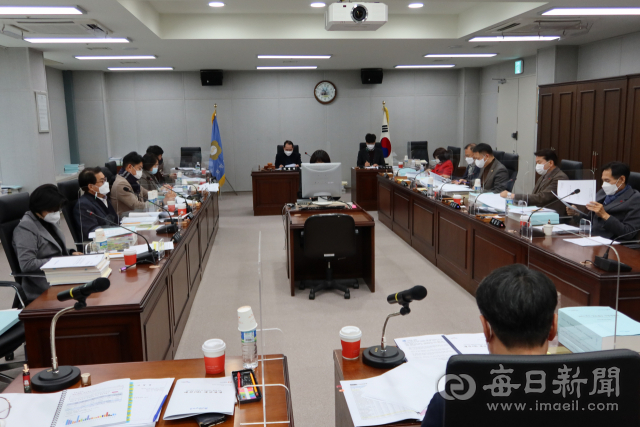 포항시의회 예산결산특별위원회가 14일 내년도 포항시 예산안에 대한 종합심사를 하고 있다. 포항시의회