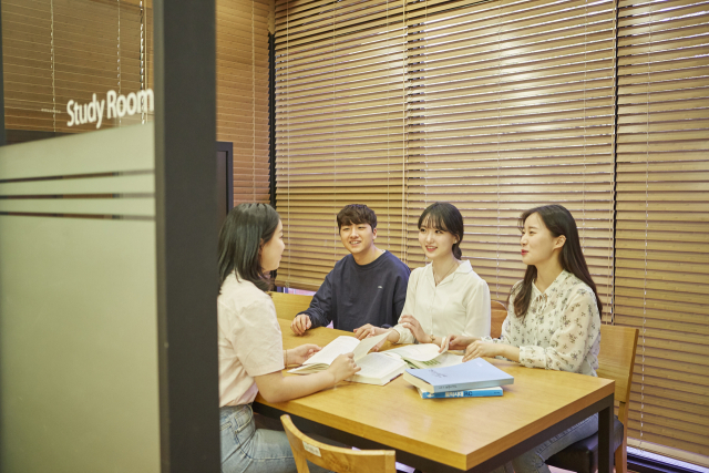 대구대학교 학생들이 스터디룸에서 토론을 하고 있다. 대구대 제공