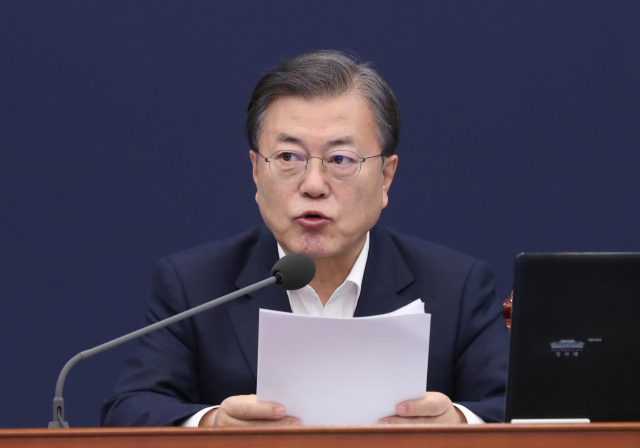 문재인 대통령이 14일 청와대에서 수석·보좌관 회의를 주재하고 있다. 연합뉴스