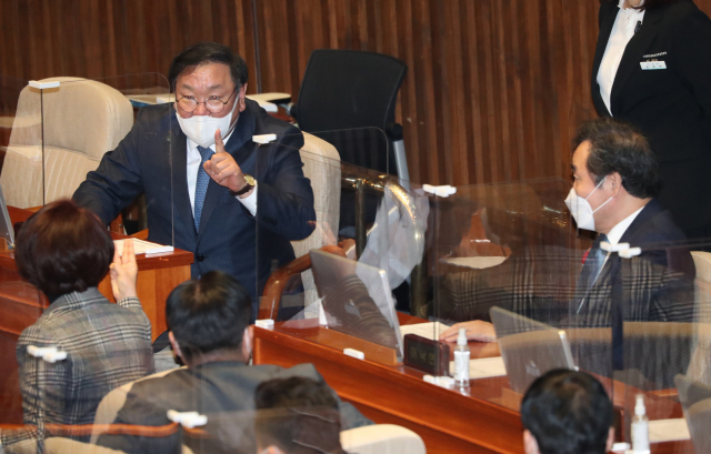 더불어민주당 김태년 원내대표가 13일 저녁 본회의에서 찬성 180표, 반대 3표, 무효 3표로 국가정보원법 개정안에 대한 무제한토론(필리버스터)의 종료 투표가 통과된 뒤 손가락 하나를 들어보이고 있다. 연합뉴스