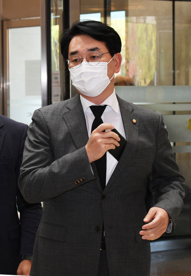 더불어민주당 박용진 의원이 26일 오후 고 이건희 삼성그룹 회장 빈소가 마련된 서울 강남구 삼성서울병원 장례식장에 들어서고 있다. 연합뉴스