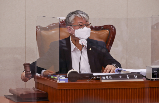 24일 오전 서울 여의도 국회에서 열린 국토교통위원회 국토법안심사소위원회에서 조응천 소위원장이 의사봉을 두드리고 있다. 연합뉴스