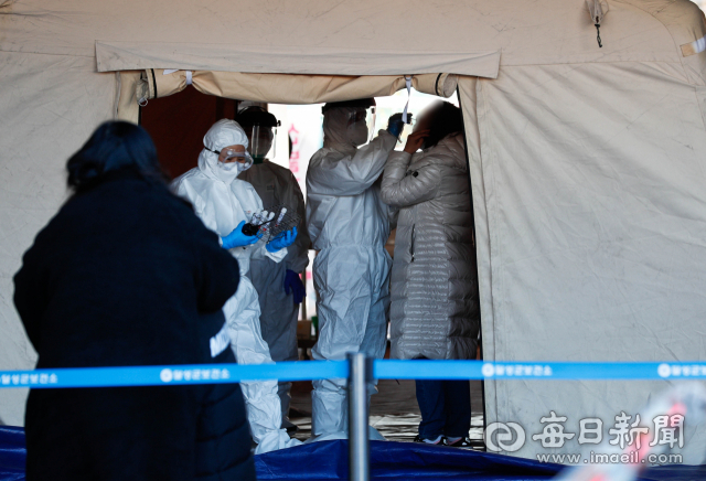 14일 오후 대구 달성군보건소에서 의료진이 코로나19 진단검사를 위해 분주히 움직이고 있다. 대구경북에서 코로나19 확진자가 최근 급증하면서 감염 확산에 대한 우려가 커지고 있다. 우태욱 기자 woo@imaeil.com