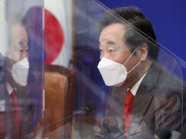 더불어민주당 이낙연 대표가 14일 서울 여의도 국회에서 최고위원회의를 주재하고 있다. 연합뉴스