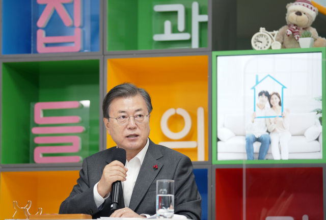 문재인 대통령이 11일 오전 경기 화성시 LH 임대주택 100만호 기념단지인 동탄 공공임대주택에서 열린