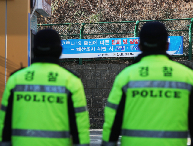 지난 12일 출소한 아동 성범죄자 조두순 거주지인 경기도 안산시 한 주택가 주변에 14일 오후 신종 코로나바이러스 감염증(코로나19) 확산에 따른 집회 및 집합금지 안내 플래카드가 걸려 있다. 연합뉴스