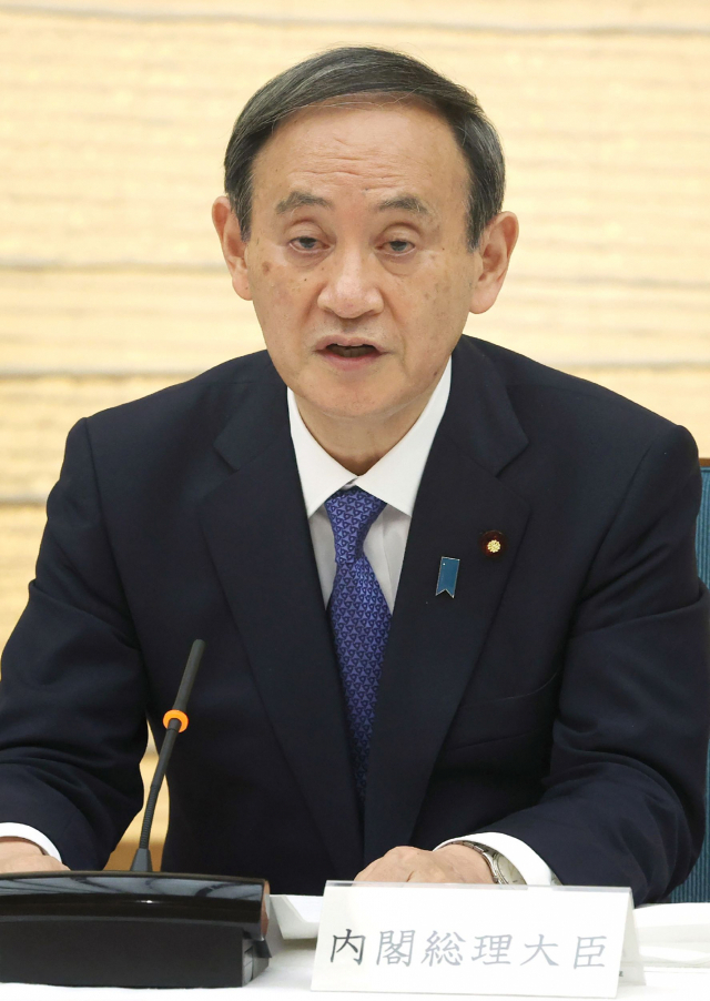 스가 요시히데(菅義偉) 일본 총리가 14일 저녁 도쿄 총리공관에서 개최된 신종코로나바이러스감염증(코로나19) 대책본부 회의에 참석해 발언하고 있다. 스가 총리는 코로나19 확산에 대응해 국내 여행 경비의 일부를 세금으로 지원하는 