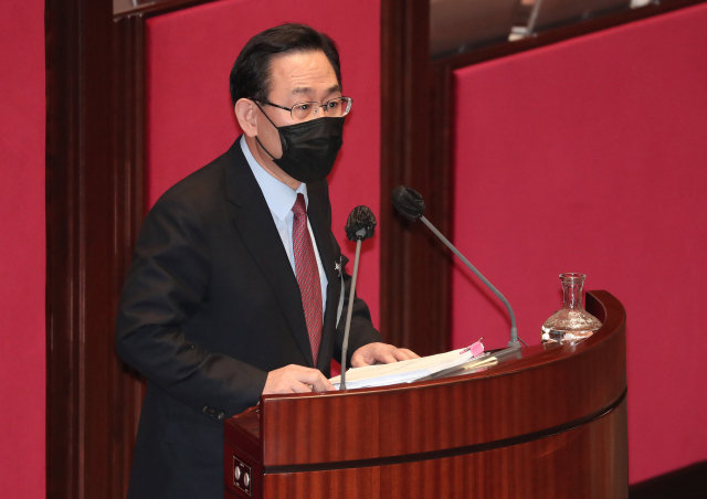 주호영 국민의힘 원내대표가 14일 오후 국회 본회의에서 대북 전단을 금지하는 남북관계발전에 관한 법률 일부개정안에 대해 반대하는 무제한 토론을 하고 있다. 연합뉴스