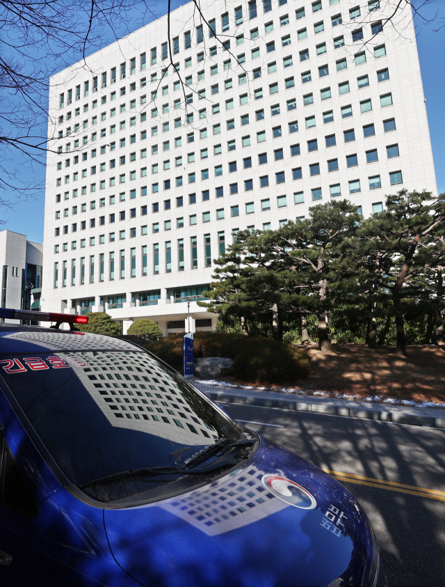 법무부 윤석열 검찰총장에 대한 법무부 2차 징계위원회 심의를 하루 앞둔 14일 오전 서울 대검찰청 앞에 주차된 법무부 차량에 대검찰청 청사가 반사되어 보인다. 연합뉴스