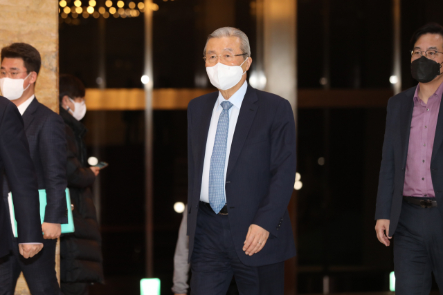 국민의힘 김종인 비상대책위원장이 14일 오후 국회에서 무제한토론이 끝난 뒤 열린 비상의원총회에 참석하고 있다. 연합뉴스