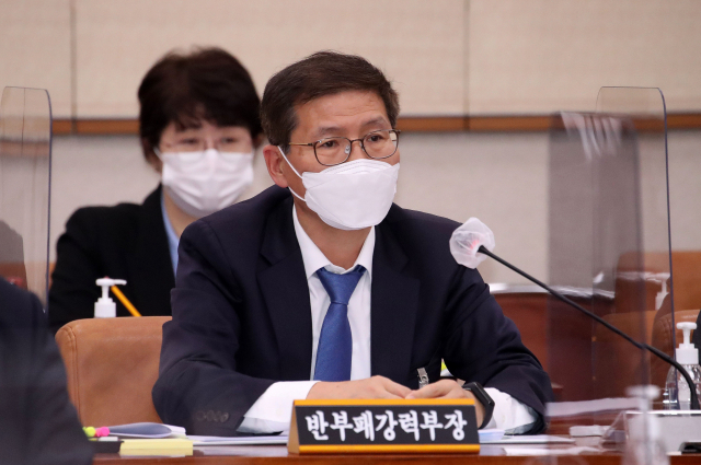 최근 법무부에 사의를 표명하고 더불어민주당에 입당한 신성식 법무연수원 연구위원이 자신이 수사를 지휘한 이재명 대표 변호사비 대납 사건에 대해 