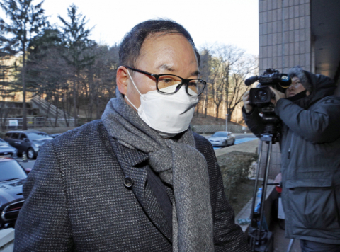 윤석열 검찰총장에 대한 검사 징계위원회 2차 심의가 열릴 예정인 15일 정한중 징계위원장 직무대리가 정부과천청사 법무부로 들어서고 있다. 연합뉴스