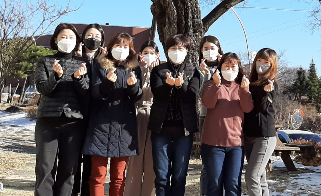 영주시건강가정·다문화가족지원센터 직원들이 손가락 하트 포즈를 취하고 있다. 마경대 기자