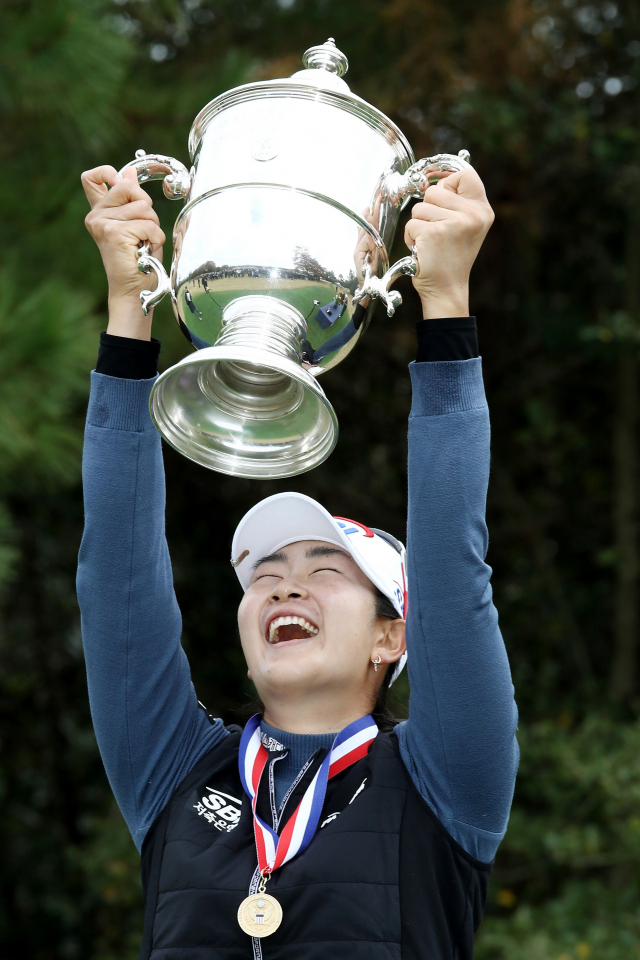 제75회 US여자오픈에서 우승한 김아림이 우승 트로피를 들어보이며 기뻐하고 있다. 연합뉴스