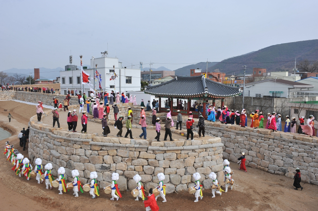 청도군이 문화재청 주관 문화재 보존관리 부문에서 우수기관으로 선정됐다. 청도읍성밟기 행사에서 주민들이 머리에 돌을 이고 읍성을 한바퀴 돌고 있다. 청도군 제공