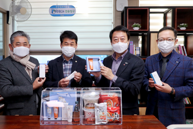 합천군은 15일 민원실에 양파시리즈 및 작약제품 홍보용 아크릴케이스를 설치했다. 합천군 제공
