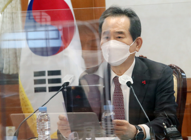 정세균 국무총리가 15일 정부서울청사에서 열린 코로나19 백신 치료제 상황점검회의를 주재하며 발언하고 있다. 연합뉴스