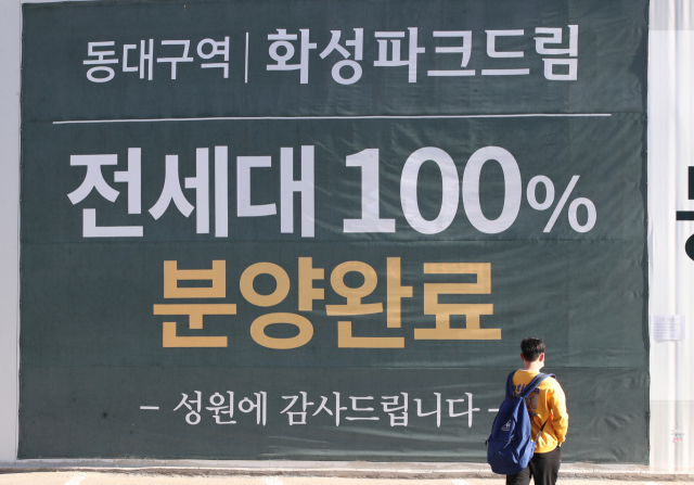 대구 시내 일대 아파트 모델하우스에 100% 분양 마감과 분양 경쟁률을 알리는 현수막이 붙어 있다. 김영진 기자 kyjmaeil@imaeil.com