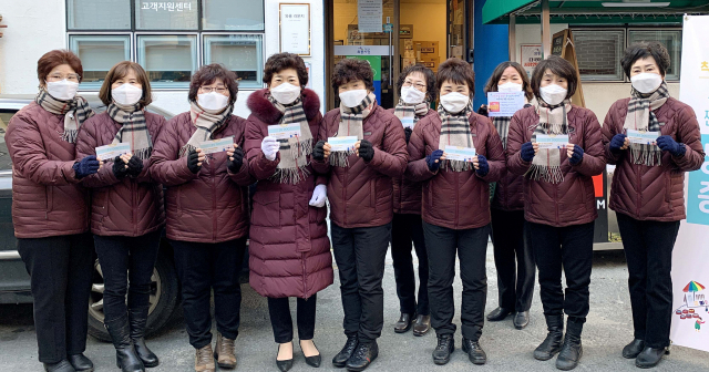 대구 달서구 신당종합사회복지관(관장 권혁철)은 15일 코로나19로 어려움을 겪는 달서구 와룡시장 상인들을 위해 