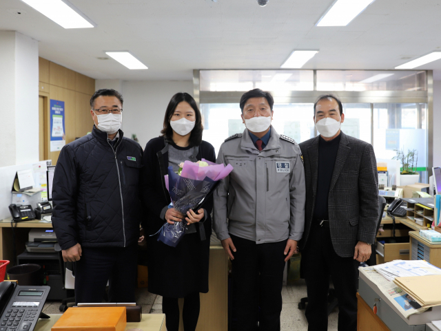 채경덕(오른쪽 두번째) 경북 의성경찰서장이 전화금융사기를 예방한 금성농협 춘산지점 직원(왼쪽 두번째)에게 감사장을 전달하고 기념 촬영을 하고 있다. 의성경찰서 제공