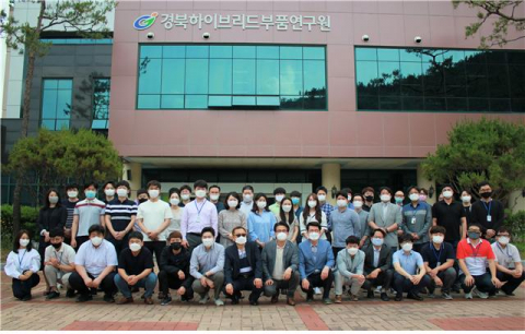 2020년 지역산업육성사업 성과발표회에서 중소벤처기업부 장관상을 수상한 경북하이브리드부품연구원 임직원들. 경북하이브리드부품연구원 제공