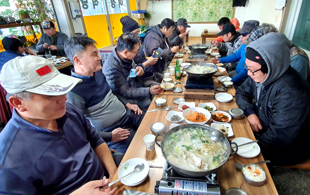 대구 낚시를 마친 낚시인들이 1마리씩 갹출해 임원항 인근 식당에서 대구탕을 끊이며 이야기 꽃을 피우고 있다.