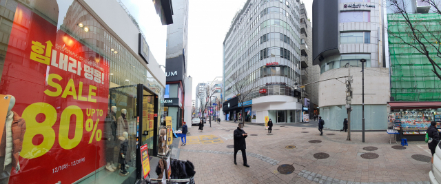 정부가 수도권 사회적 거리두기 2.5단계를 시행 중인 10일 명동 거리 모습. 1주일 평균 국내발생 확진자가 800∼1천명 이상이거나 기존 대비 배로 늘어나면 3단계 격상 조건에 해당한다. 연합뉴스