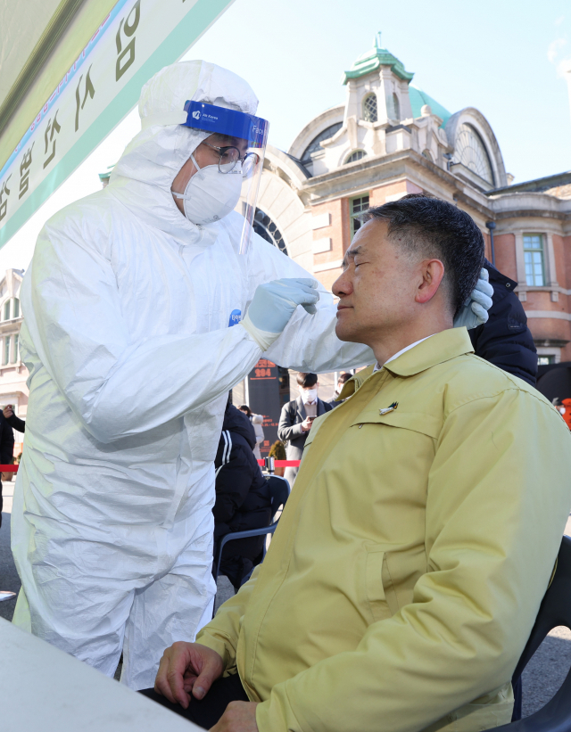 박능후 보건복지부 장관이 16일 서울 중구 임시 선별진료소가 설치된 서울역 광장을 찾아 신종 코로나바이러스 감염증(코로나19) 신속 항원 검사를 받고 있다. 연합뉴스