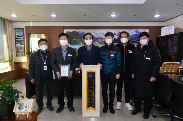 엄태항 봉화군수와 전원농촌개발과 직원들이 기관표창을 들고 환하게 웃고 있다. 봉화군 제공