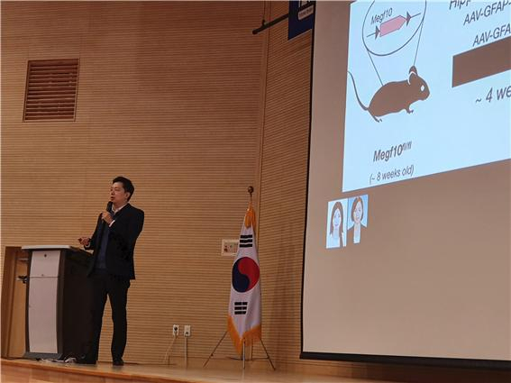 2020년 뇌연구원 리서치 데이에서 한 연구자가 연구 성과를 발표하고 있다. 한국뇌연구원 제공