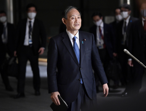 스가 요시히데(菅義偉) 일본 총리가 지난 14일 오후 일본 총리관저에서 기자들의 취재에 응하고 있다. 연합뉴스