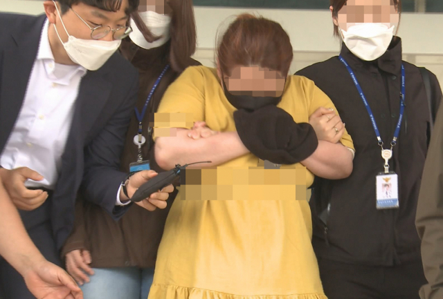 영장 실질심사를 위해 대전지법 천안지원으로 들어서고 있는 피고인. 연합뉴스DB
