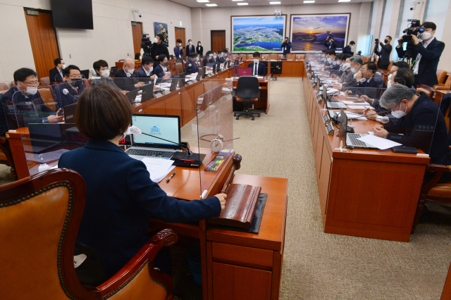 16일 오후 국회 국토교통위원회 전체회의에서 진선미 위원장이 변창흠 국토교통부 장관 후보자 인사청문회 실시계획서 채택의 건을 상정하고 있다. 연합뉴스
