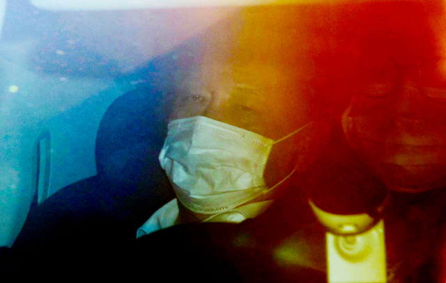법무부 검사징계위원회의 2개월 정직 처분에 법적 대응 방침을 밝힌 윤석열 검찰총장이 16일 오후 서울 서초구 대검찰청으로 들어가고 있다. 연합뉴스
