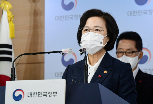 추미애 법무부 장관이 16일 서울 종로구 정부서울청사 합동브리핑실에서 권력기관 개혁 관련 언론 브리핑을 하고 있다. 연합뉴스